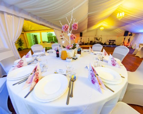 stół okrągły, krzesła w pokrowcach