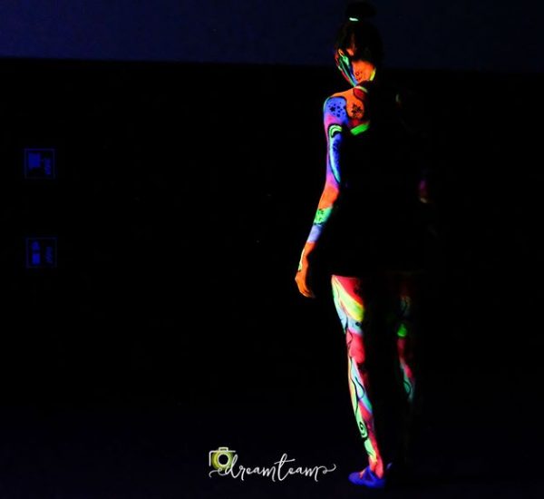 bodypainting uv tancerka