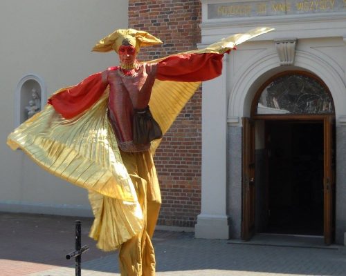 figura złota szczudła