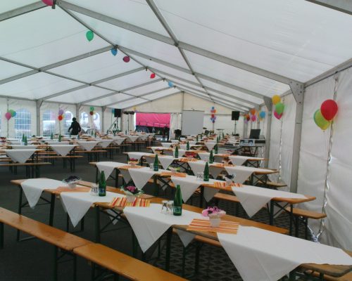 namiot duży w środku ławostoły